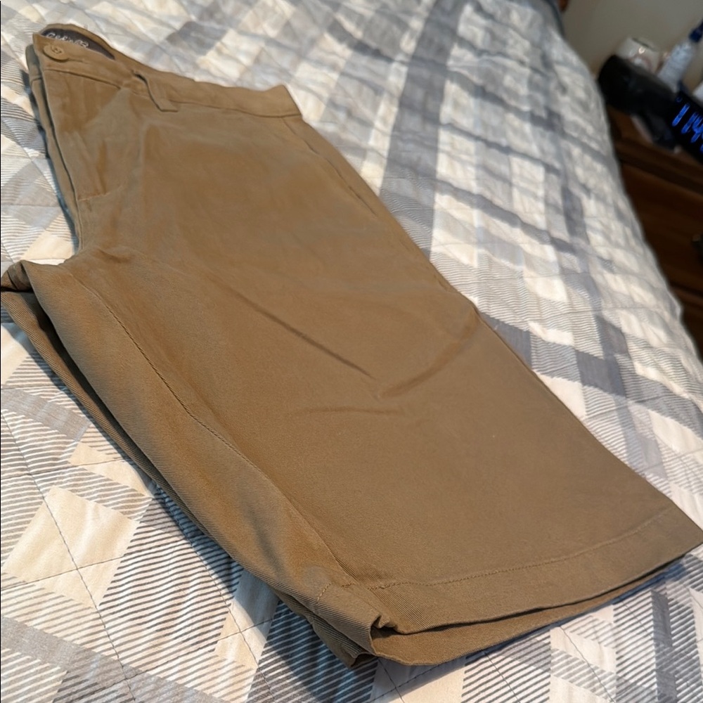 Mens Eddie Bauer classic shorts. Size 33 new with tags.